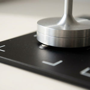 Magnetic charging contact